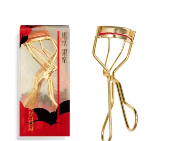 The Shiseido Limited Edition Gold Eyelash Curler in the LA ELEMENTS 2020 Holiday Gift Guide