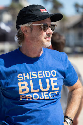 Sam Trammell joins Shiseido Blue in their Beach cleanup at the 2021 US Open of Surfing. 