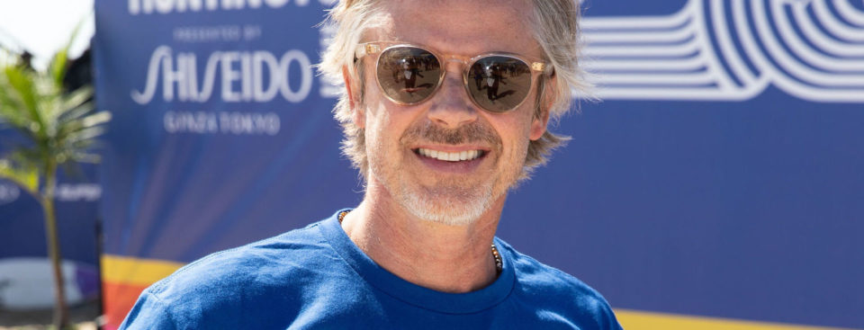 Sam Trammell joins Shiseido Blue in their beach clean up at the 2021 US Open of Surfing in Huntington Beach.